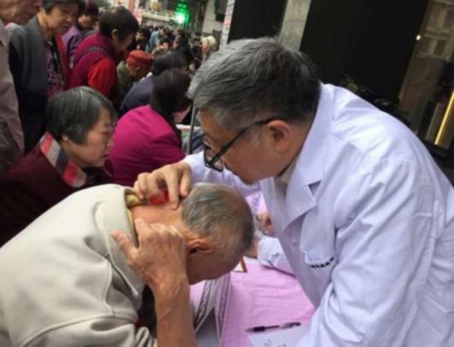 老人皮肤瘙痒,儿子轮流抓到手困痒仍不止,原来是得了1种传染病