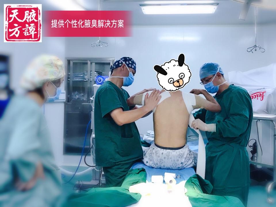 型小切口手术后,医生会告知患者预约一个时间来院拆除腋下加压包扎