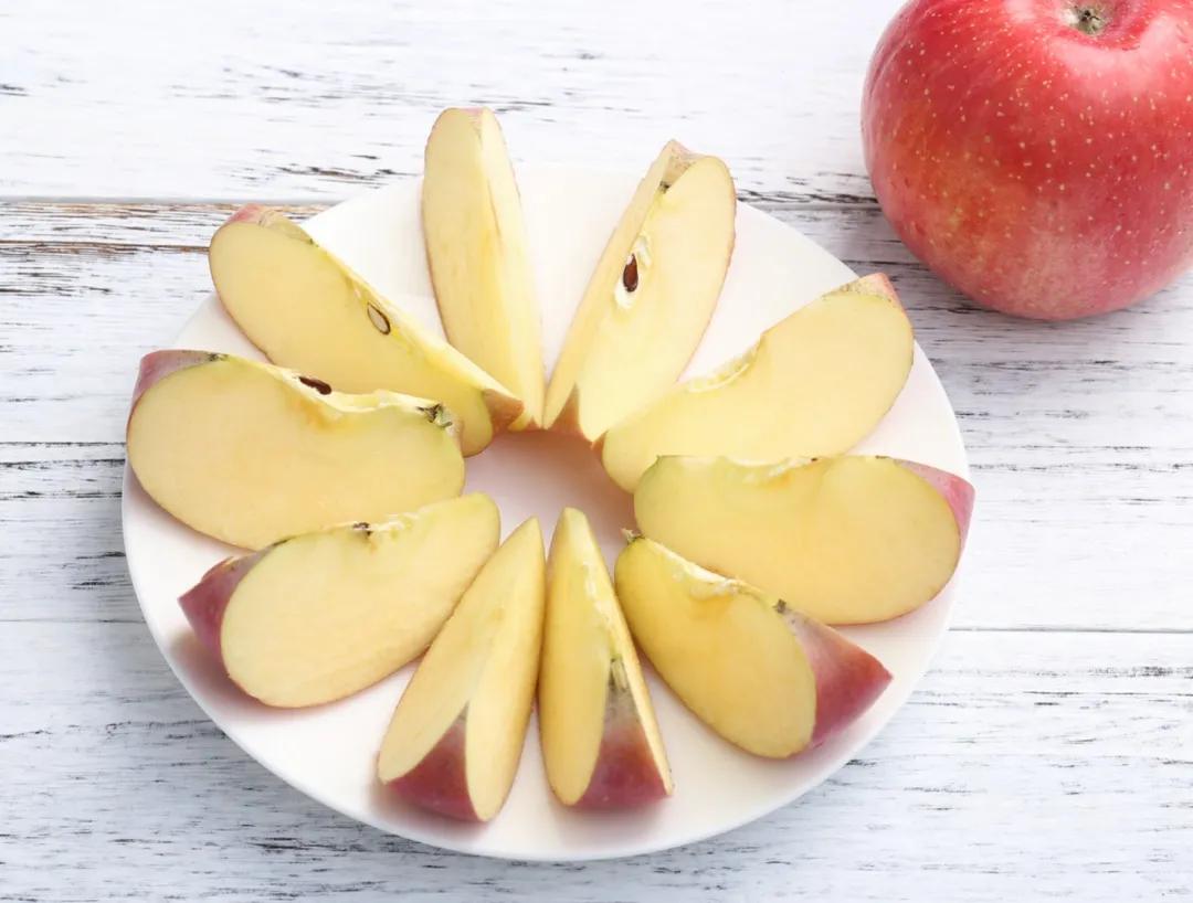 苹果切开的表面变色是因为苹果富含多酚,多酚氧化酶,苹果组织被破坏后