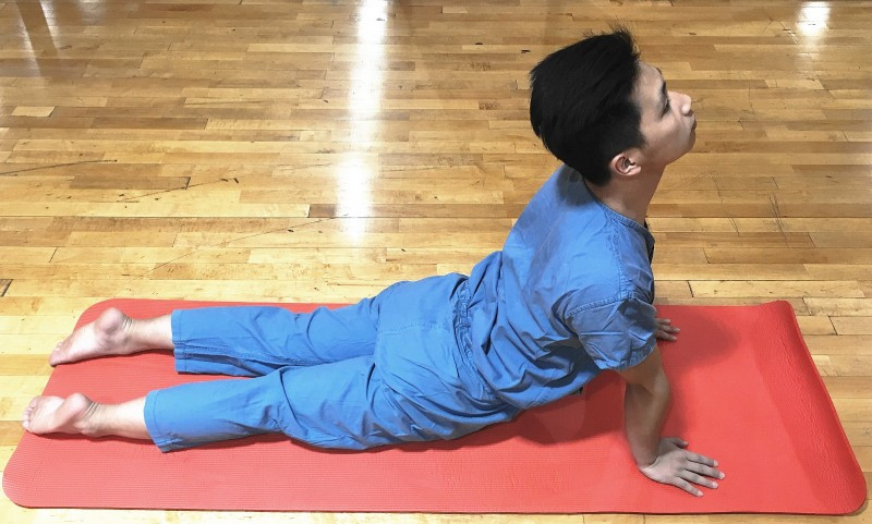 扭转腰部:双手叉腰,做腰部侧屈和旋转动作