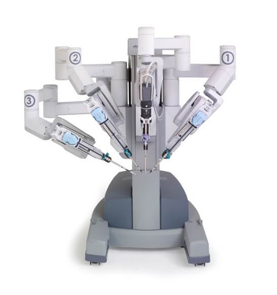 机器人的床旁机械臂系统,通过在胸壁打几个小孔放入机器臂地,医生通过