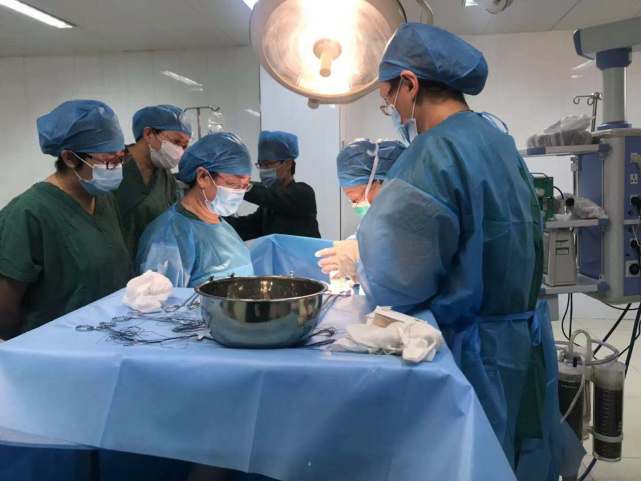 6旬农妇肚大如孕以为发胖手术切下13斤巨大肿瘤