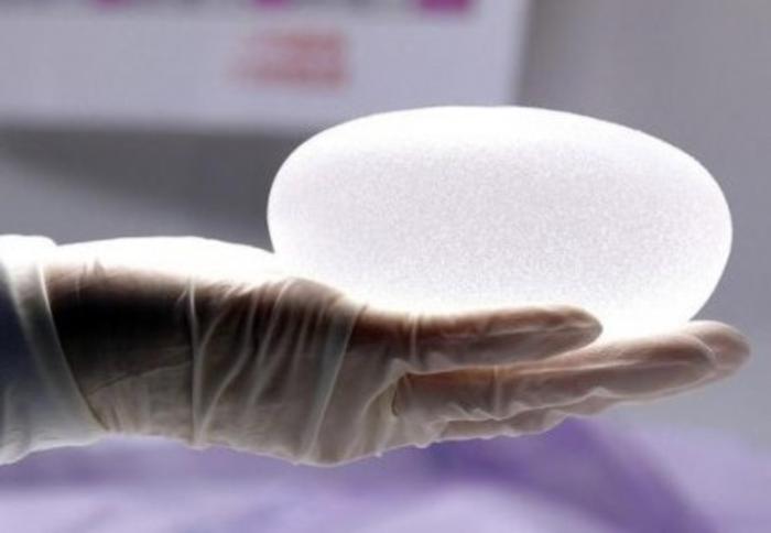 其中圆形植入后比较饱满挺立,而水滴形假体呈水滴状,效果更加自然