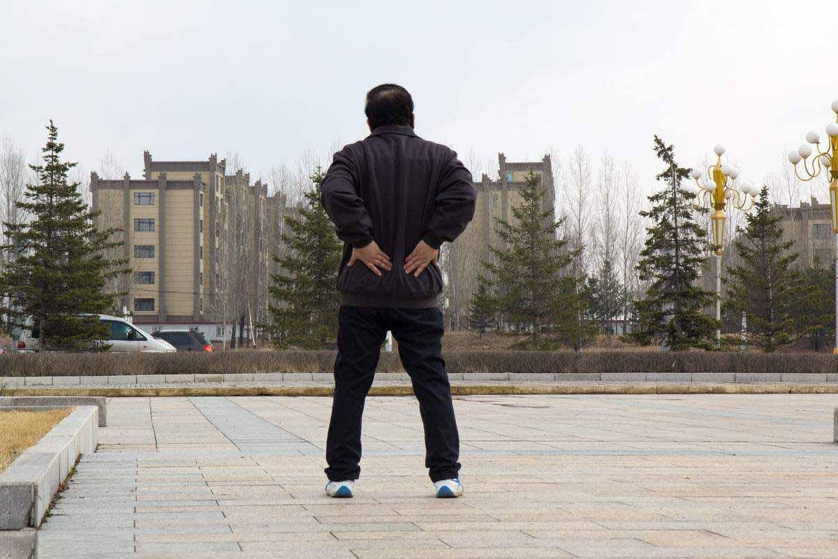 男子坐着站不起来,医生检查只发现颈椎病,怎