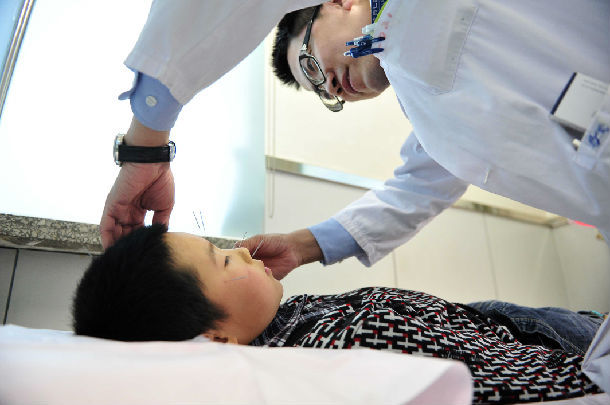 原创近视治疗,针灸有妙方-科技日报记者李颖2012年8月