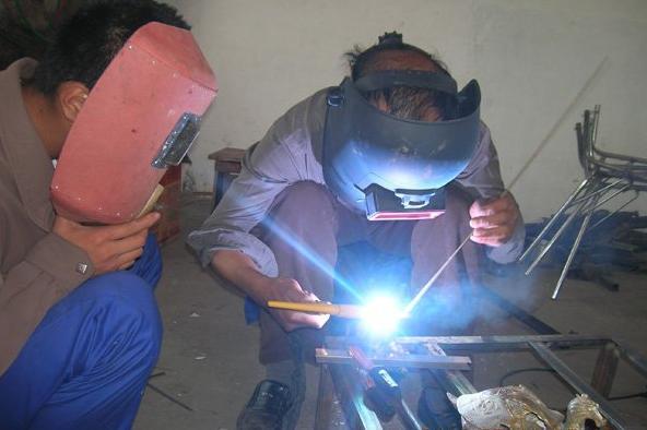 只看了一眼电焊光眼睛就剧痛流泪不止