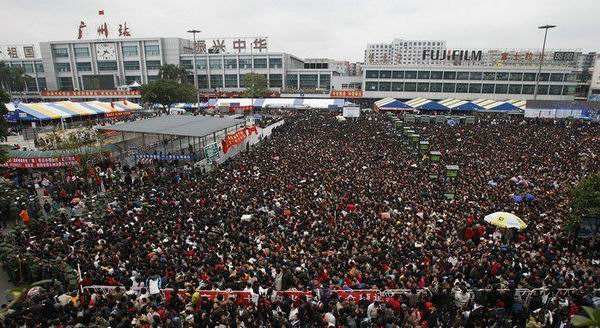 在2008年,史无前例的南方冰灾的时候,那时候整个广州火车站广场,滞留
