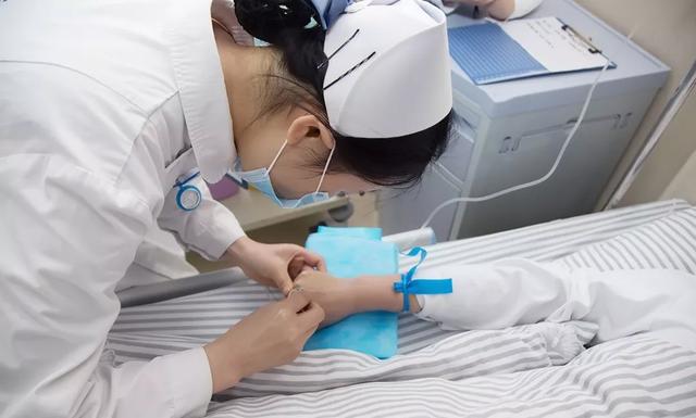 密闭式静脉输液采用护士"当病人"接受考验 锻炼队伍本次比武,评委