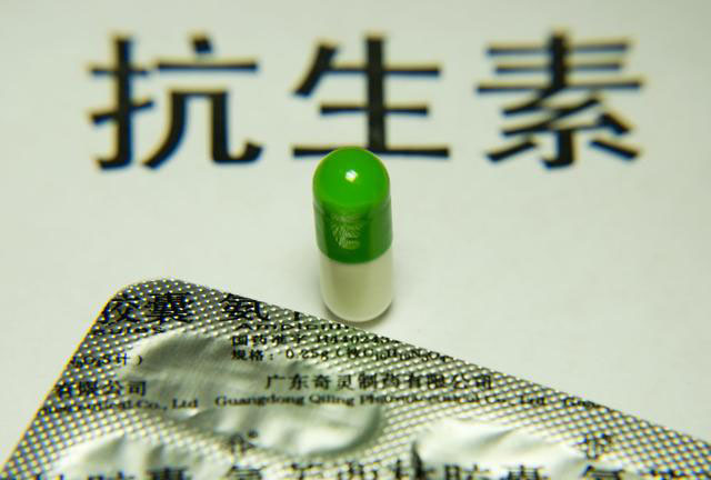 阿莫西林是人工半合成抗生素,属于广谱青霉素类的抗生素,可以说它是