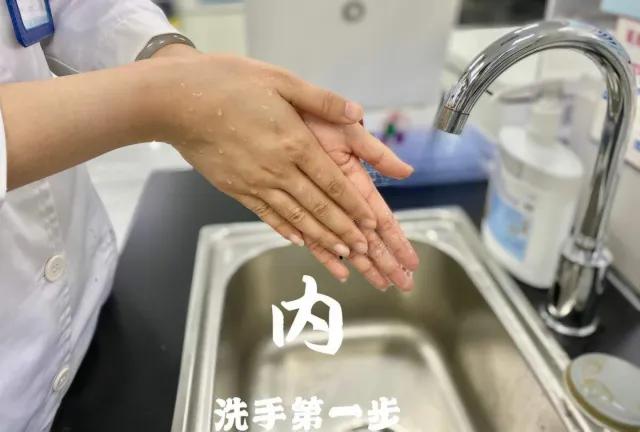 医务人员演示七步洗手法操作步骤不仅医务人员,每一位患者和家属也