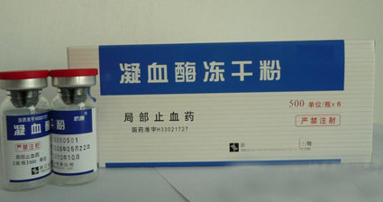 与创面接触后,可促使纤维蛋白原转化为纤维蛋白,使血液凝固而止血