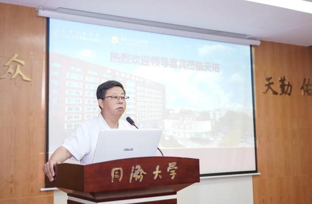 天佑医院蔡剑飞院长出席授牌仪式,介绍了医院历史,现阶段发展情况及