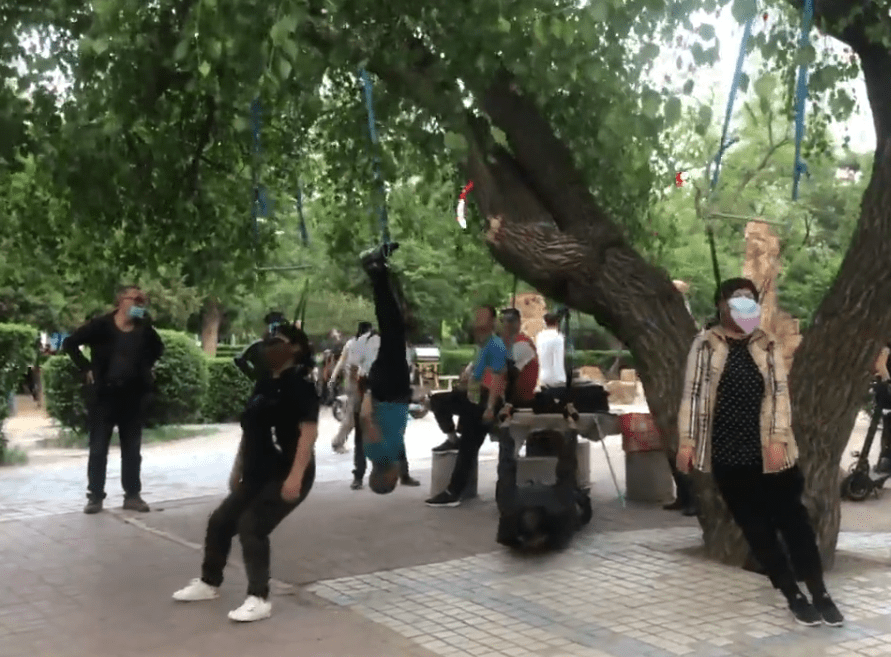 两女子在公园亭中上吊是为什么