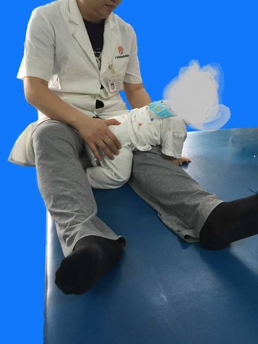 治疗师腿上俯卧位抬头训练俯卧位抬头训练广东省妇幼保健院儿童神经