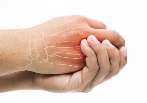 表现一:手背红肿晨起手上有这3种表现,说明"血糖"已经升高了,小心并发