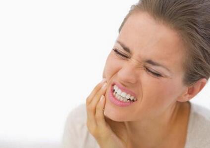 偶有口干,咬肌无力,局部胀痛等反应.