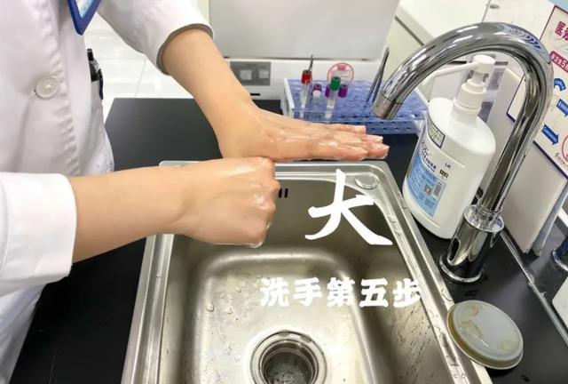 医务人员演示七步洗手法操作步骤不仅医务人员,每一位患者和家属也