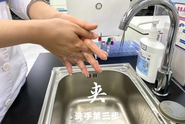 医务人员演示七步洗手法操作步骤不仅医务人员,每一位患者和家属也
