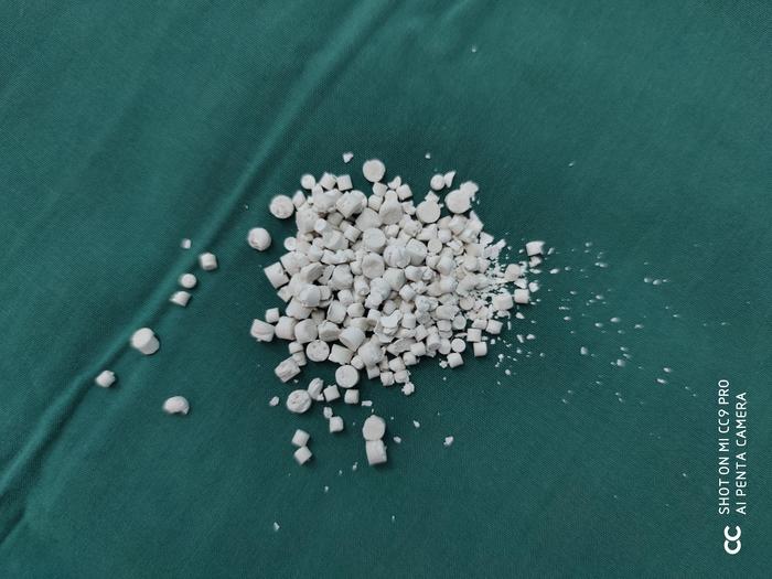 大量冲洗引流后,我们采用载药的人工骨材料,与万古霉素混合后制成