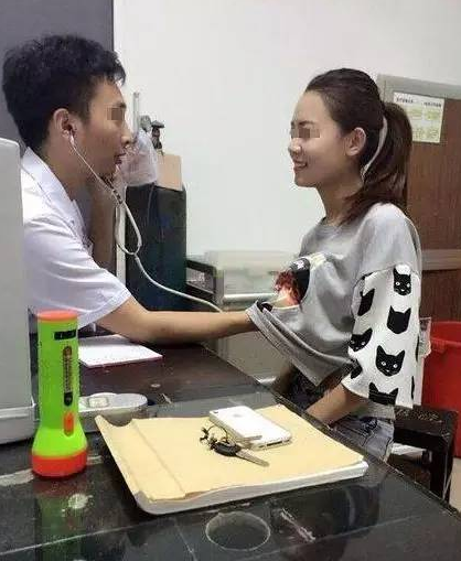 男医生给女病人检查是不是耍流氓