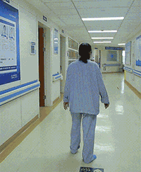 脑梗患者千里求医路艰难终能行走送锦旗表谢意