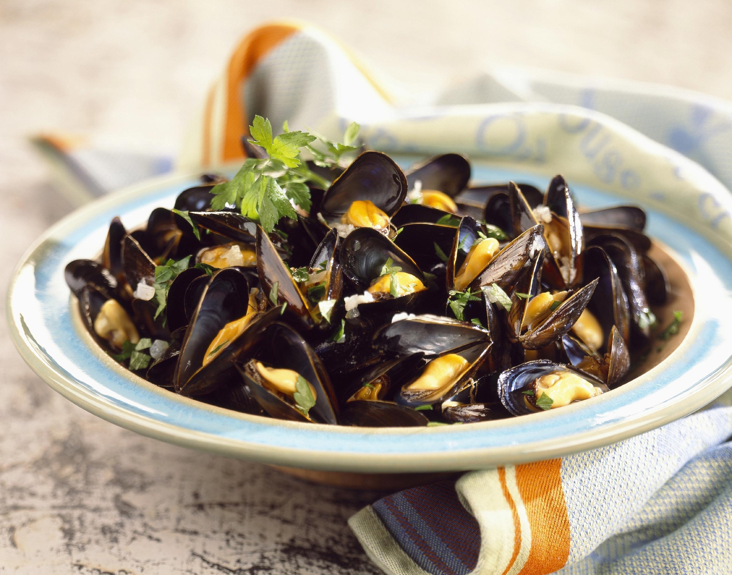 结合历年秦皇岛贝类毒素及其所导致的中毒事件的发生规律,贻贝麻痹性