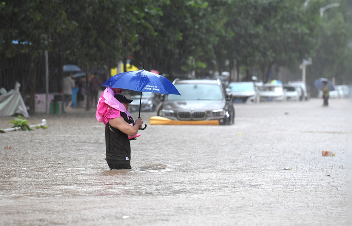 郑州暴雨成灾!请收下这份「暴雨出行安全指南」!